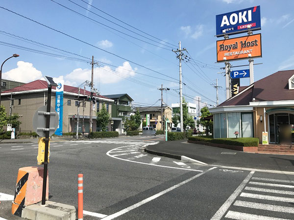 こちらの交差点を右折します。