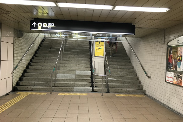 大阪メトロ谷町線南改札を出て左のエスカレーターもしくは階段を上がります。