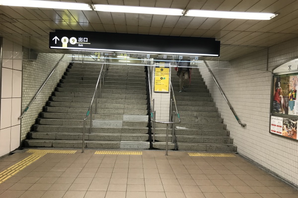 大阪メトロ谷町線南改札を出て左のエスカレーターもしくは階段を上がります。 大阪メトロ谷町線南改札を出て左のエスカレーターもしくは階段を上がります。