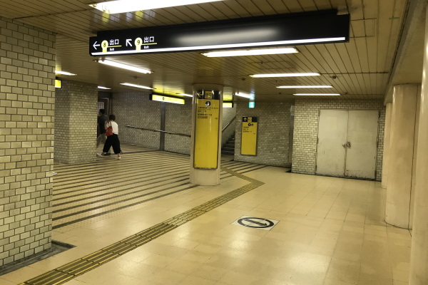 まっすぐ進むと左側に大阪駅前第4ビルＢ1連絡口があります。