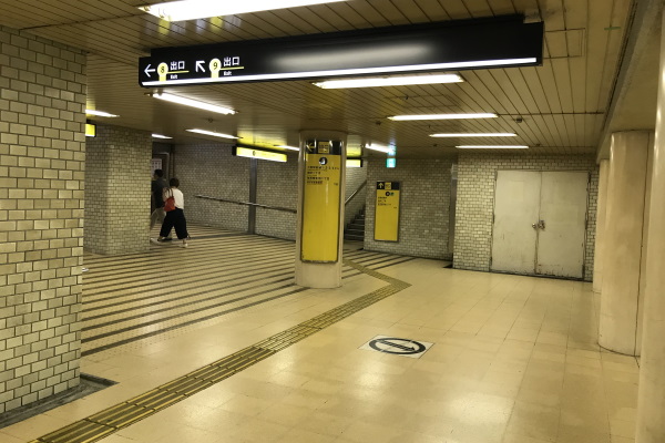 まっすぐ進むと左側に大阪駅前第4ビルB1連絡口があります。 まっすぐ進むと左側に大阪駅前第4ビルB1連絡口があります。