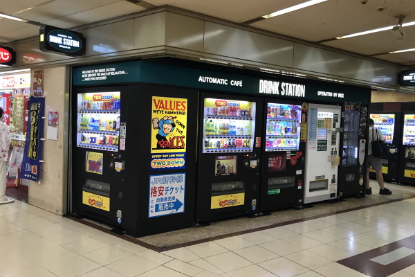 自動販売機が並ぶ角を右に曲がり、 自動販売機が並ぶ角を右に曲がり、