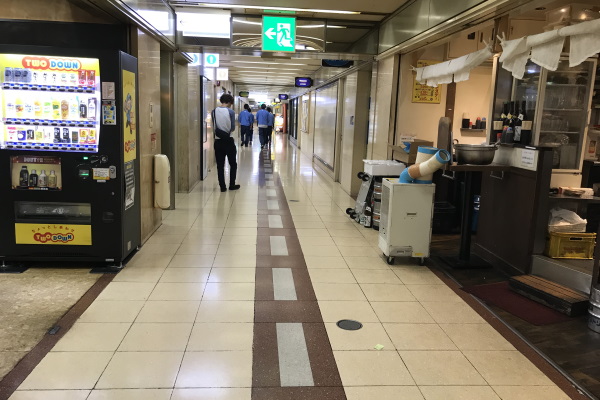 まっすぐ進むと右側にエスカレーターがあります。 まっすぐ進むと右側にエスカレーターがあります。