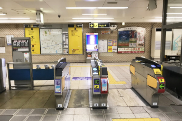 改札を出て右に進みます。