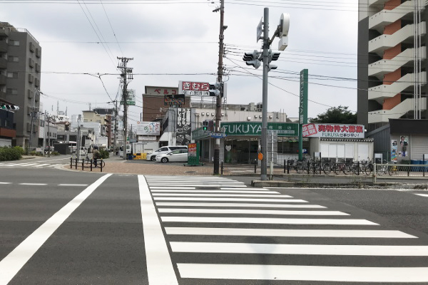 3番出口を出れば目の前にあります。