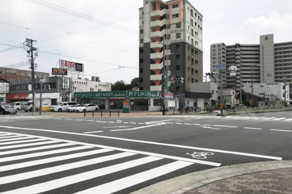 内環状線（国道479号線）沿い、南巽駅前交差点の東南角にあります。