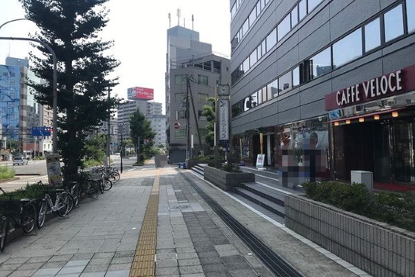 （地下鉄御堂筋線　なんば駅ルート）
右手に喫茶ベローチェさんが見えてきます。あともう少しです、そのまま直進