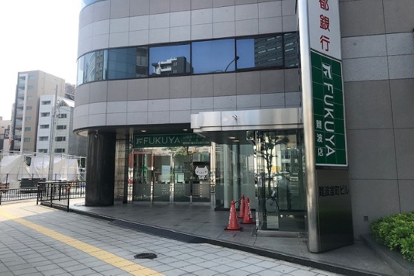 （地下鉄御堂筋線　なんば駅ルート）
右手に、難波室町ﾋﾞﾙ１階に福屋不動産販売難波店です。（京都銀行さん４階です）