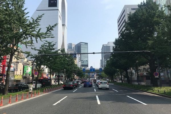 御堂筋を梅田方面から南下ルート
千日前線手前に正面難波駅の新名所スカイオが見えます。まだまっすぐ