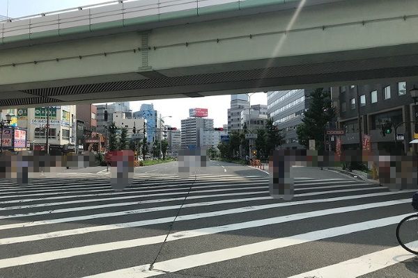 御堂筋を梅田方面から南下ルート
阪神高速をくぐる際、一番右車線の専用レーンにお進みください。