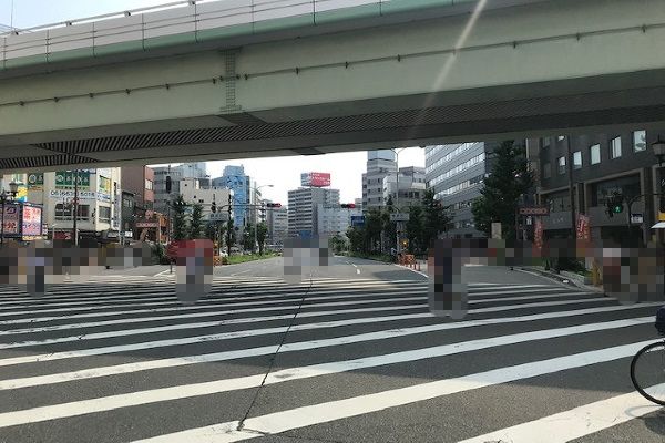 御堂筋を梅田方面から南下ルート
阪神高速をくぐる際、一番右車線の専用レーンにお進みください。 御堂筋を梅田方面から南下ルート
阪神高速をくぐる際、一番右車線の専用レーンにお進みください。