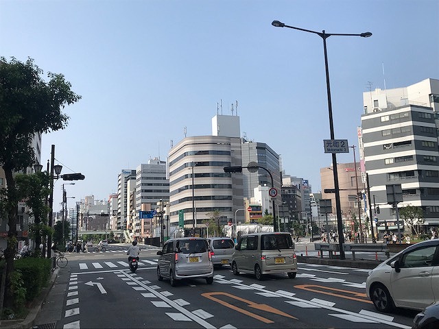 四つ橋筋を堺方面から北上ルート
元町2丁目の交差点(東側にエディオンアリーナさんがあります。)辺りまできましたら。
右斜め前方に8階建ての弊社が入っているビルが見えてきます。 四つ橋筋を堺方面から北上ルート
元町2丁目の交差点(東側にエディオンアリーナさんがあります。)辺りまできましたら。
右斜め前方に8階建ての弊社が入っているビルが見えてきます。