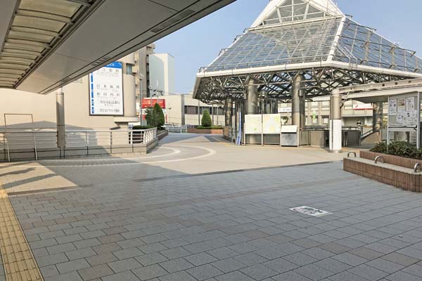 「豊中阪急ビル(三井住友トラスト不動産豊中センターさんが入ってます)」を左に見ながら前方へ進みます。