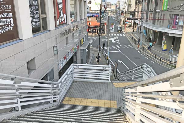 ビルに入る前にある右手の歩道橋の階段を降ります。