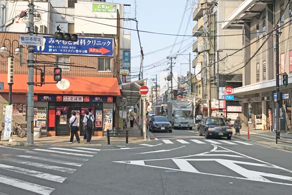 交差点を直進します。(銀座通り商店街を抜けます)