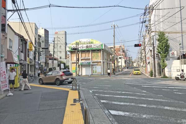 銀座通り商店街を抜けると「クローバー歯科クリニック」さんが見えてきます。