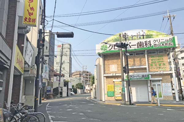 「クローバー歯科クリニック」さんとラーメン屋さんの間の通路を直進します。