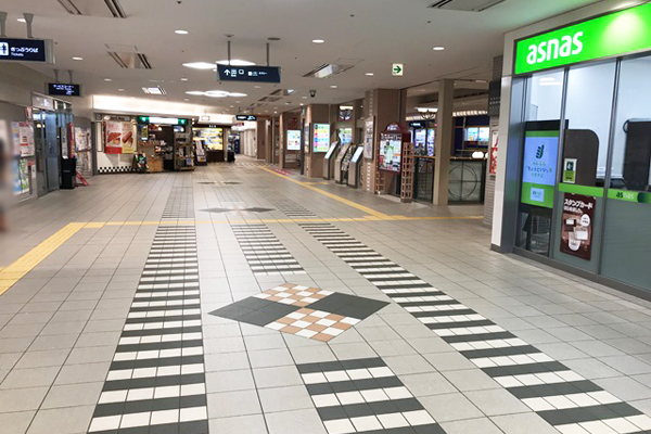 改札を出て左に進みます。