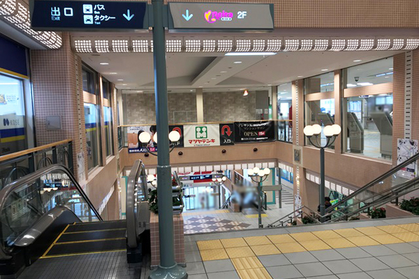 階段・エスカレーターで１階まで降りていただき