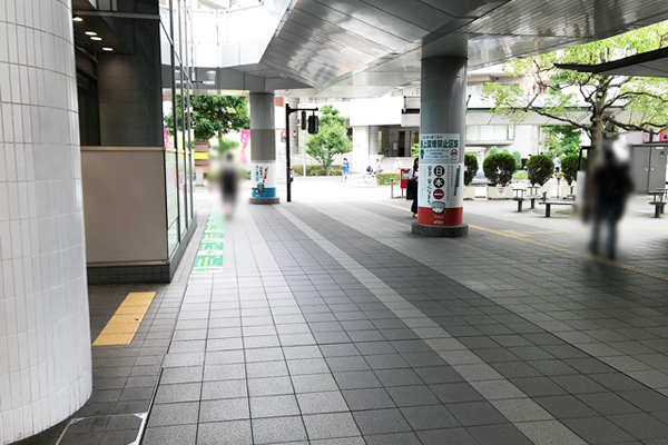 そのまま正面の出口を出て左を向き