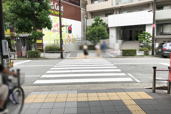 横断歩道を渡ります。