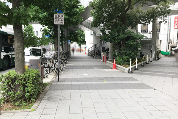 左を向いて道なりに50ｍ程まっすぐ進み