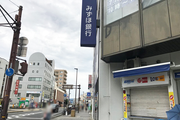 みずほ銀行を右に曲がります。