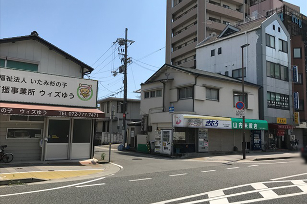弊社東側からお越しのお客様は弊社を通り過ぎた2つ目の交差点(写真参照)を左折。 弊社東側からお越しのお客様は弊社を通り過ぎた2つ目の交差点(写真参照)を左折。