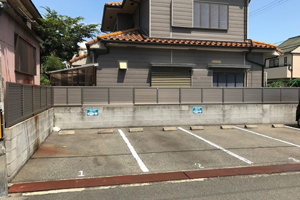 1つ目の交差点の左手に弊社駐車場がございます。 1つ目の交差点の左手に弊社駐車場がございます。