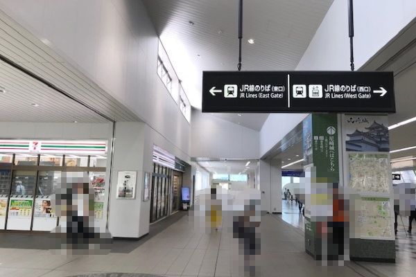 改札を出てセブンイレブンを左手に直進し、階段を降ります。 改札を出てセブンイレブンを左手に直進し、階段を降ります。