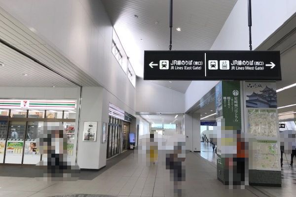 改札を出てセブンイレブンを左手に直進し、階段を降ります。