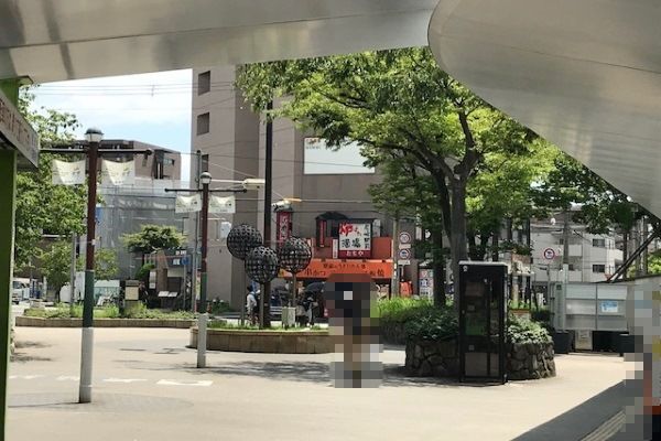 階段を降り、直進します。 階段を降り、直進します。