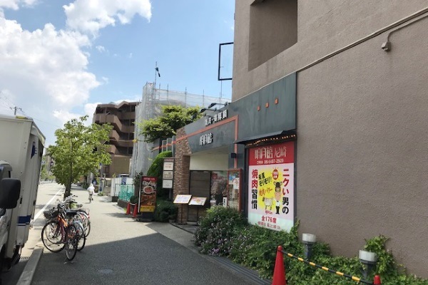 焼肉屋『明月館』を右手に直進します。 焼肉屋『明月館』を右手に直進します。