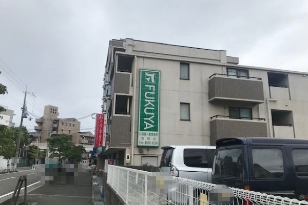 2分ほどで福屋不動産販売 尼崎店の緑色の看板が見えてきます。