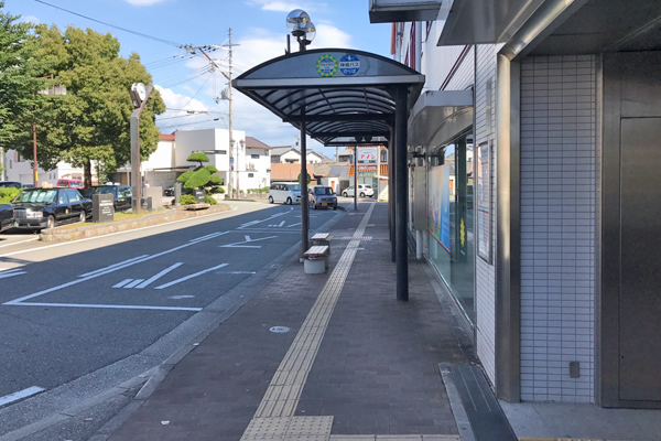 東口を出てすぐ右に曲がり、バス乗り場方面へ進みます。 東口を出てすぐ右に曲がり、バス乗り場方面へ進みます。