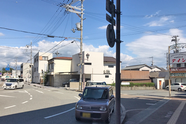 喫茶店『coffee&breadアイン』を左に曲がります。 喫茶店『coffee&breadアイン』を左に曲がります。