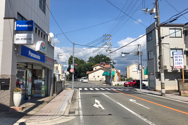 左折後200m直進し、交差点『電鉄小野駅前』を左に曲がります。目印はPanasonicの看板です。