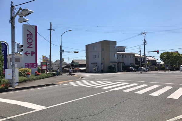 県道23号線を直進。交差点『敷地町南』を左折。イオンモールの看板が目印です。