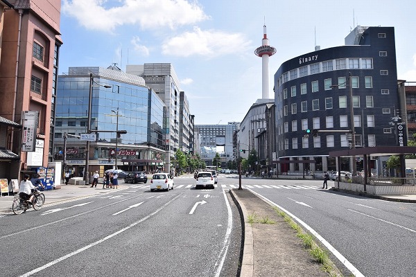 烏丸七条の交差点を東方向に進みます。