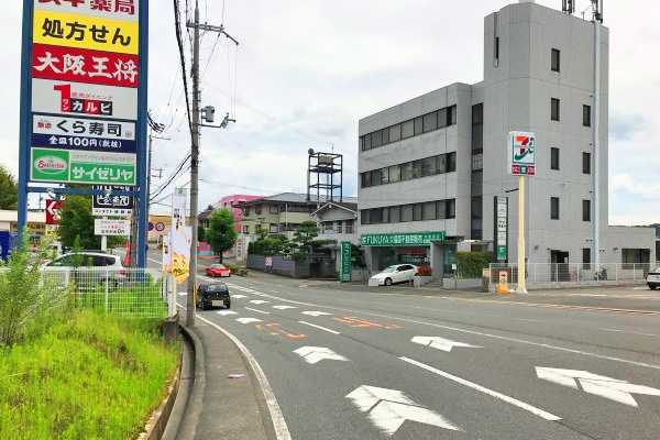 左斜め前、セブンイレブン横　当社