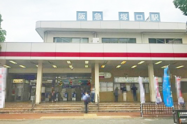 塚口駅で下車し、南改札口に向かいます。　※写真は塚口駅南改札口を外側から撮った写真です。