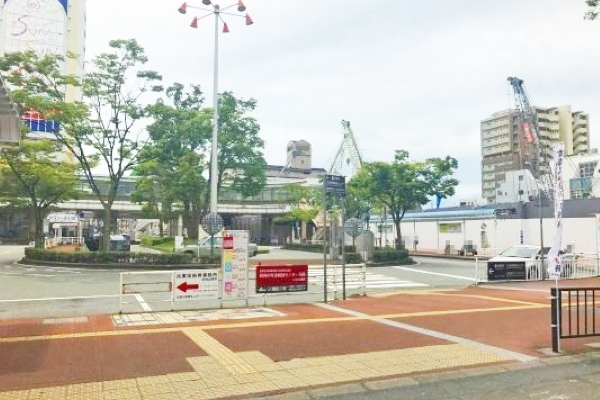 南改札口を出てバスロータリーに向かいます。 南改札口を出てバスロータリーに向かいます。