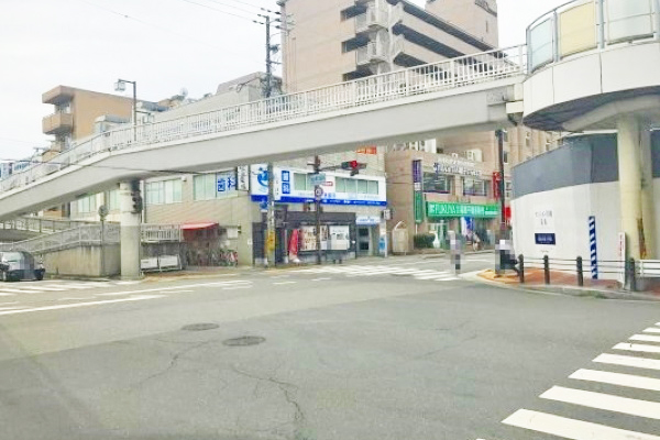 阪急塚口駅前の交差点を右に曲がって３０ｍ先の左手に当店がございます。