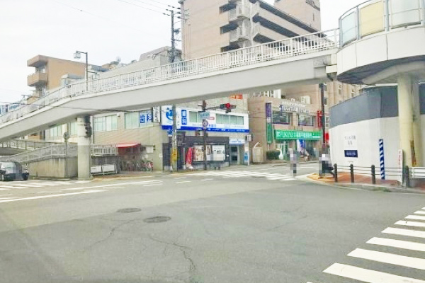 阪急塚口駅前の交差点を右に曲がって30m先の左手に当店がございます。 阪急塚口駅前の交差点を右に曲がって30m先の左手に当店がございます。