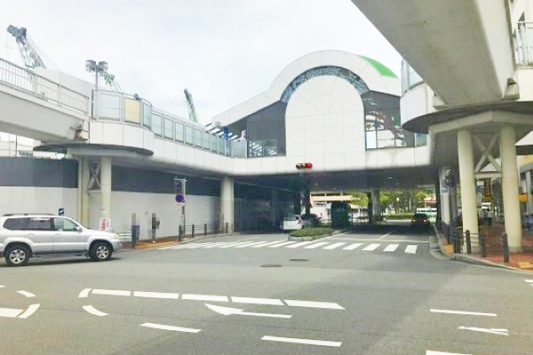 ９００ｍ直進し、阪急塚口駅前の交差点を左折します。
※　写真は阪急塚口駅前の交差点です。