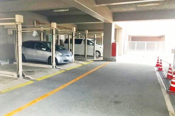 【駐車場のご案内】
すべて当店専用の駐車場になりますので空いているスペースに駐車して下さい。