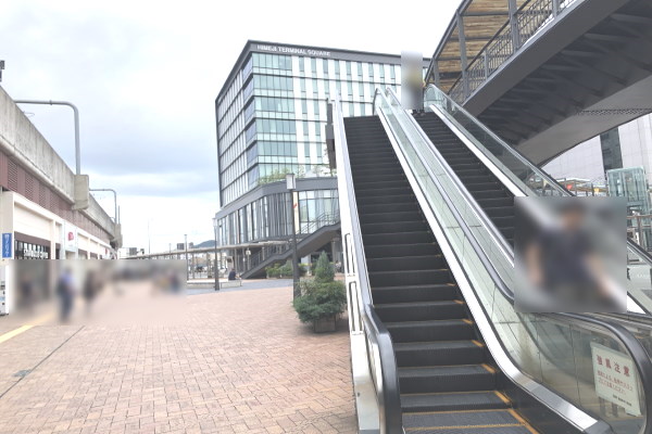 姫路駅北口をでて左手に見えるエスカレーターに乗り、神姫バス10番のりばへ向かいます。