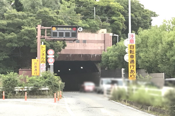 北に道なりに走行すると名古山トンネルが見えてきます。