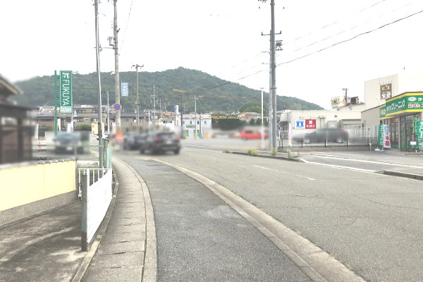 名古山トンネルを抜けて3つ目の信号手前に右手にローソンがありその向かいに福屋不動産姫路北店がございます。
