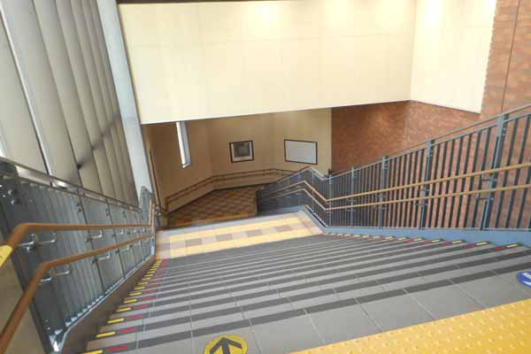 階段・エスカレーターがありますので、１階まで降りて下さい。